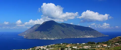 Die Insel Salina mit ihren zwei Vulkankegeln, von Lipari aus gesehen