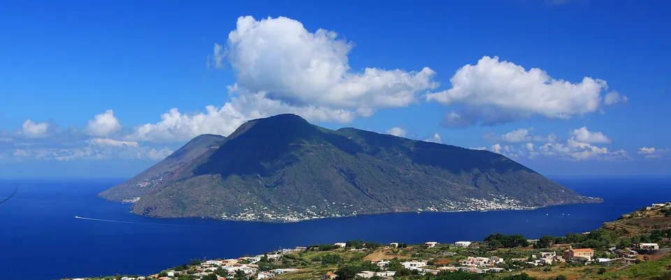 Ön Salina med sina två vulkankäglor, sedd från Lipari