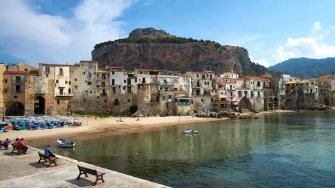 Altstadt von Cefalù am Meer unter dem Felsen