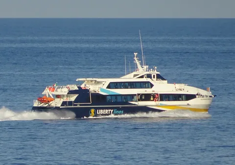 Tragflügelboot von Liberty Lines in voller Fahrt