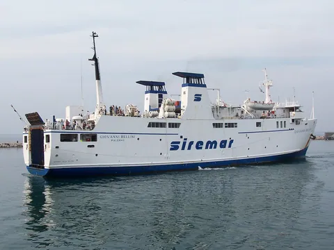 Eine Fähre von Siremar im Hafen