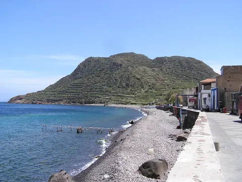 Das Capo Graziano auf Filicudi mit Kiesstrand