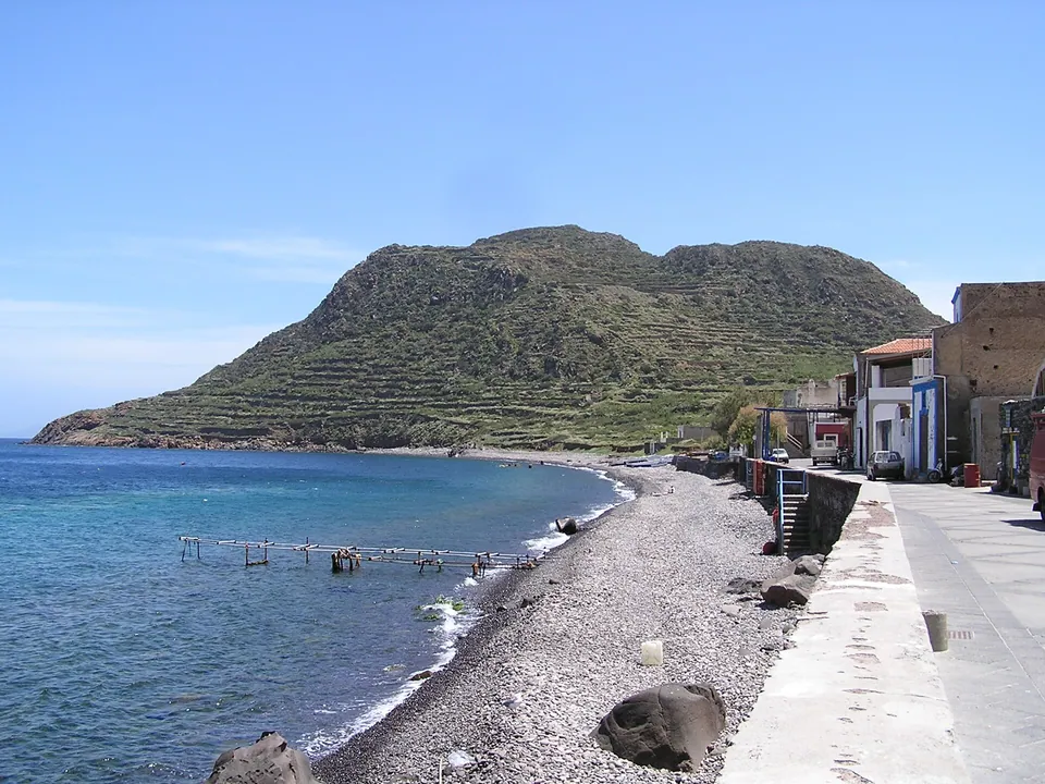 Capo Graziano på Filicudi med stenstrand