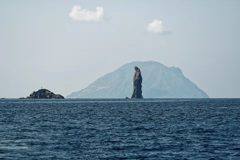 Die Felsnadel La Canna vor Filicudi, dahinter Alicudi