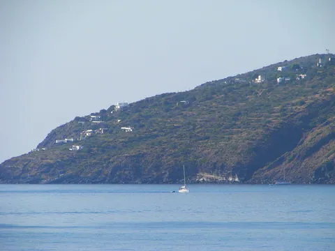 Das Dorf Ginostra am Hang von Stromboli, vom Meer aus gesehen