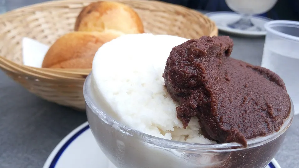 Granita med mandel och choklad och en brioche