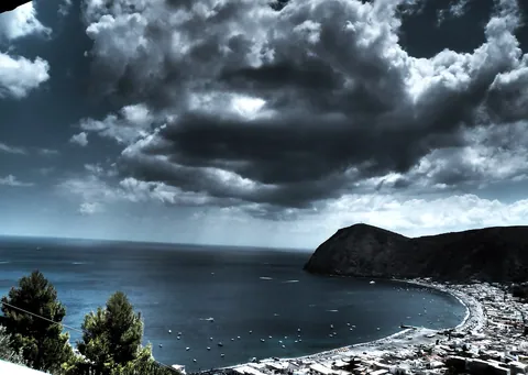 Dunkle Wolken über der Bucht von Canneto auf Lipari