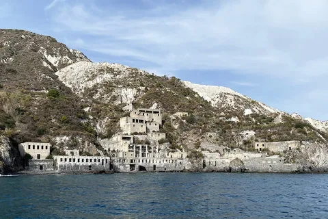 Weiße Hänge und alte Anlagen der Bimssteinbrüche an der Küste von Lipari