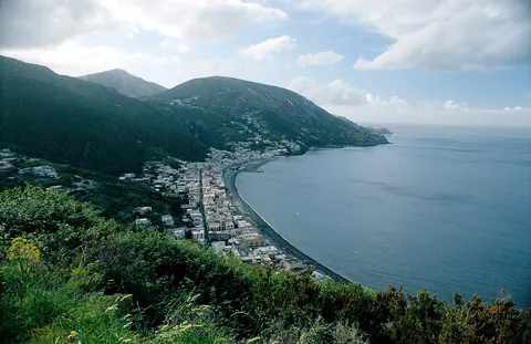 Die Bucht von Canneto an der Ostküste von Lipari von oben
