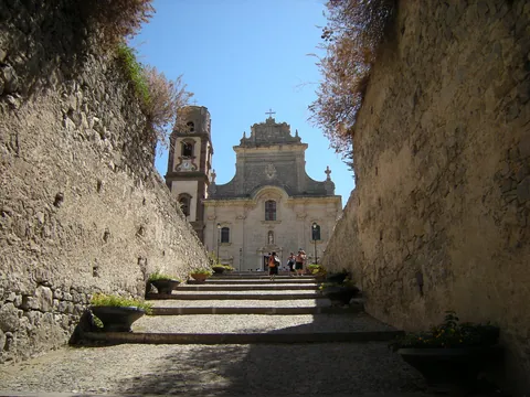 Treppe zwischen Mauern hinauf zur Kathedrale San Bartolomeo auf dem Castello von Lipari