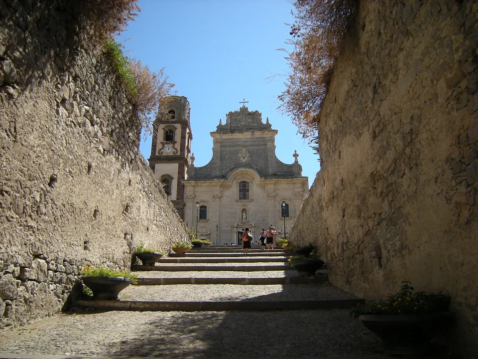 Trappa mellan murar upp till katedralen San Bartolomeo på Liparis Castello