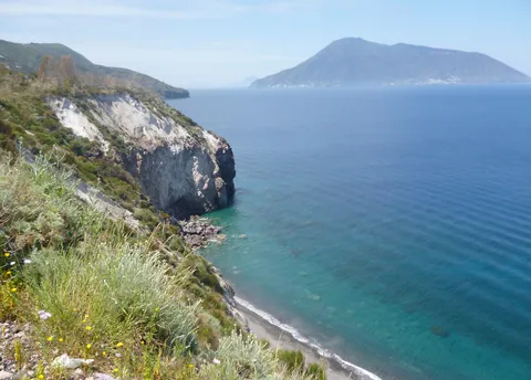 Helle Steilküste von Lipari, im Hintergrund die Insel Salina