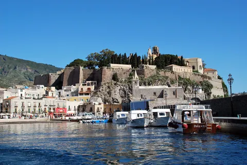 Boote in Marina Corta unterhalb des Castello von Lipari