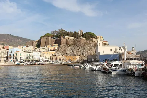 Marina Corta in Lipari mit Booten, dahinter der Burgfelsen