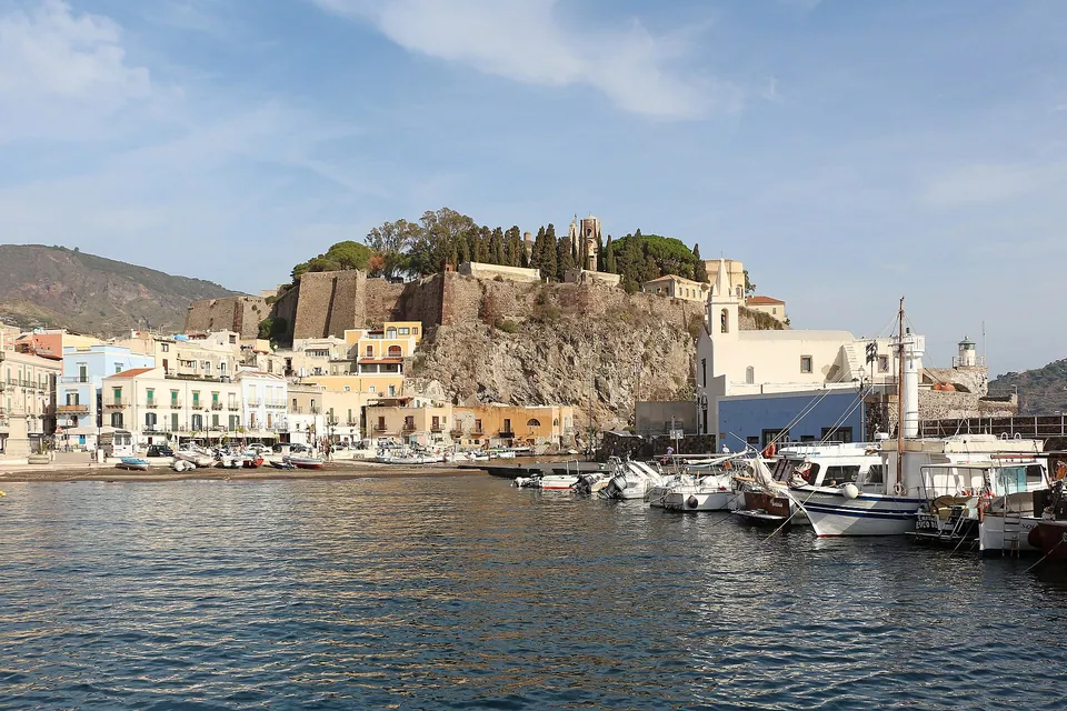 Marina Corta på Lipari med båtar och borgklippan i bakgrunden