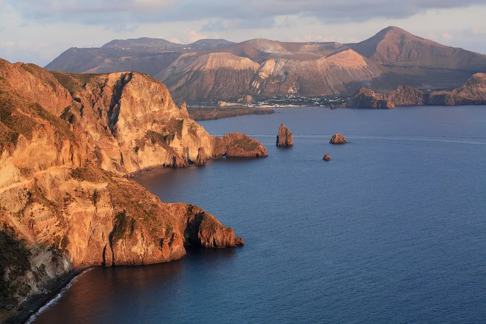 Kvällsljus vid utsiktsplatsen Quattrocchi på Lipari, med Faraglioni och Vulcano