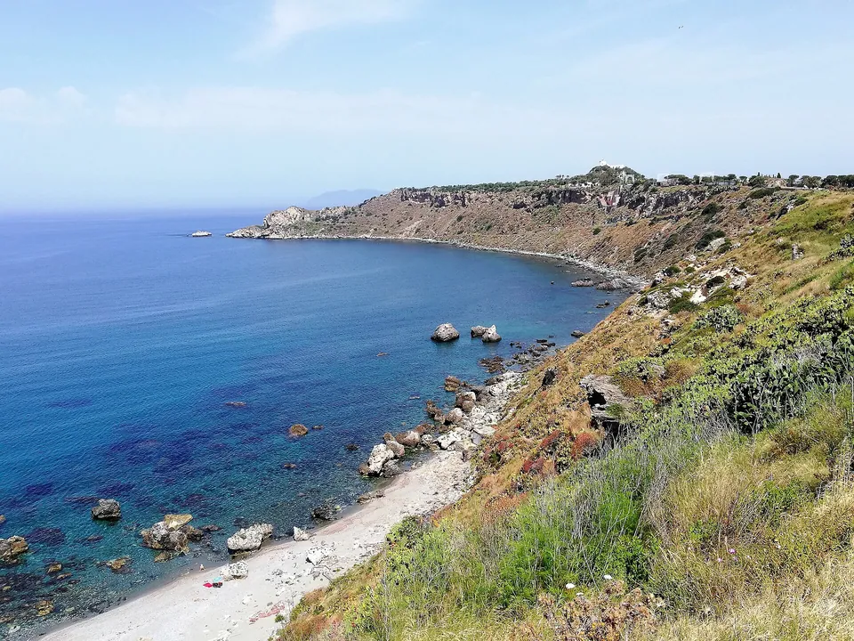 Kusten vid Capo Milazzo med klart vatten