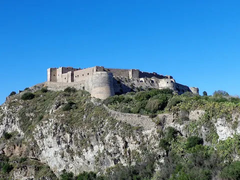 Das Castello von Milazzo auf dem Felsen