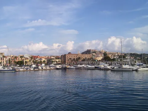 Hafen von Milazzo mit Booten und Stadt