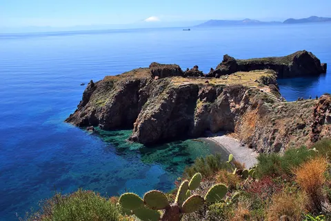 Das Capo Milazzese im Süden von Panarea über dem Meer