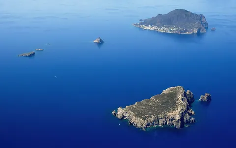 Luftbild der kleinen Inseln vor Panarea mit Basiluzzo