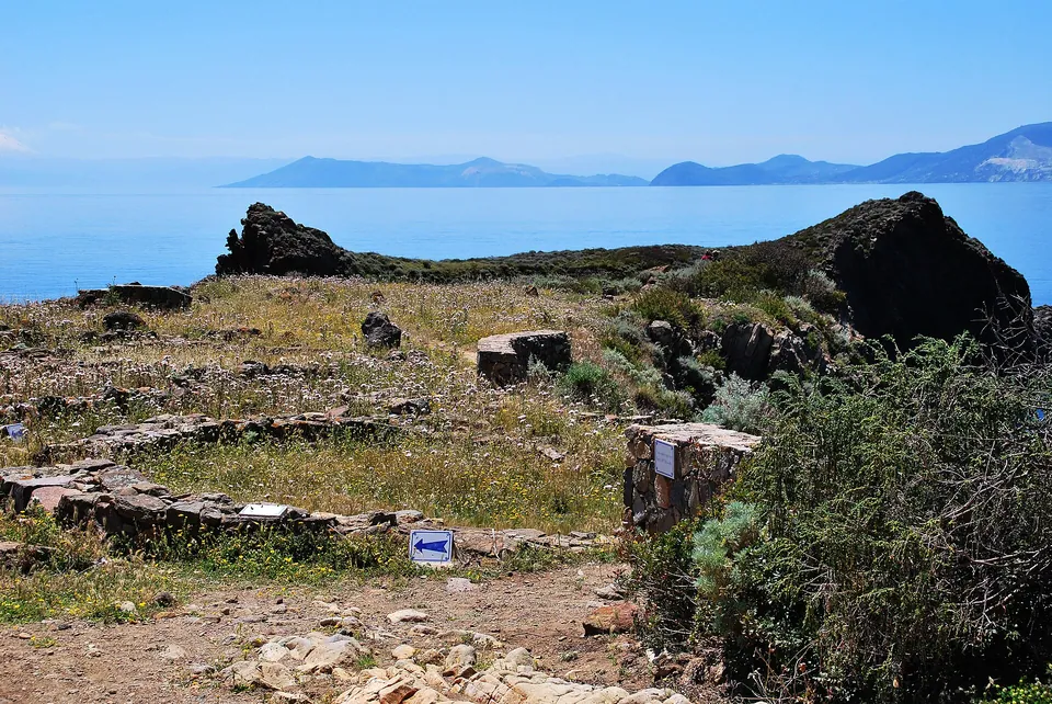 Grunder till hyddor från bronsåldern på Capo Milazzese, Panarea