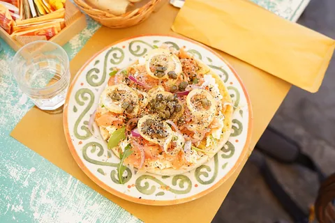 Pane cunzato an der Marina Corta auf Lipari