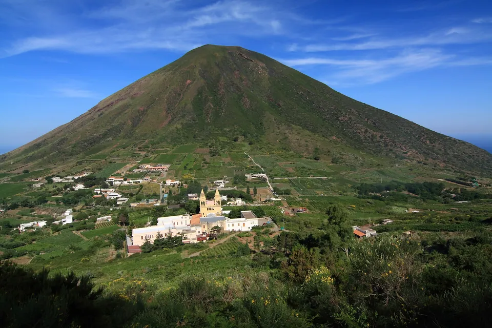 Monte dei Porri på Salina med vallfartsorten Valdichiesa
