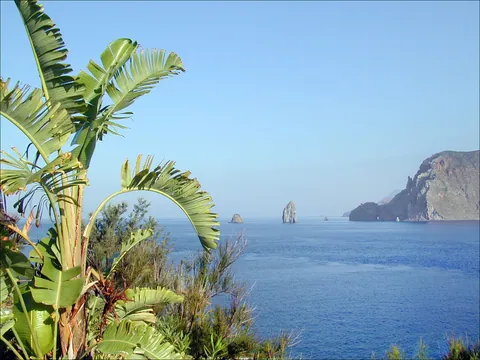 Sommer an der Küste von Lipari mit Felsen im Meer