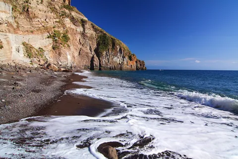 Der Kiesstrand Valle Muria an der Westküste von Lipari
