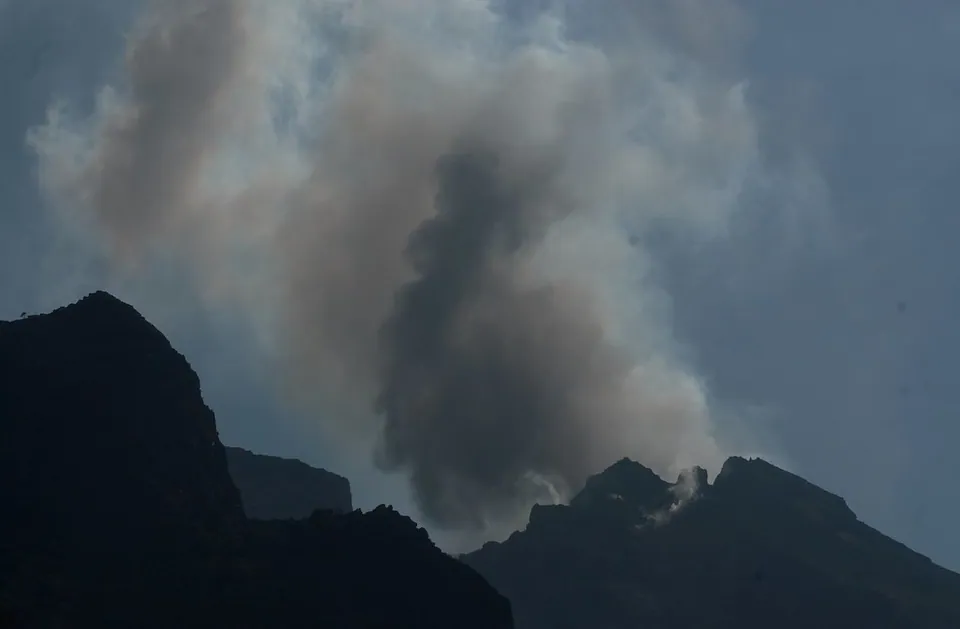 Askmoln över kraterområdet på Stromboli under dagen