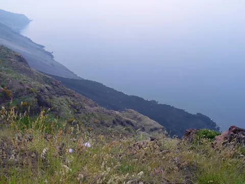 Blick von den Hängen des Stromboli hinunter zur Küste