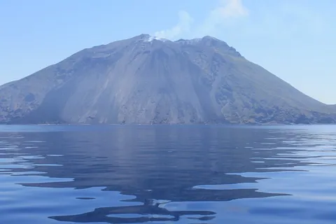 Der Kegel des Stromboli vom Meer aus gesehen