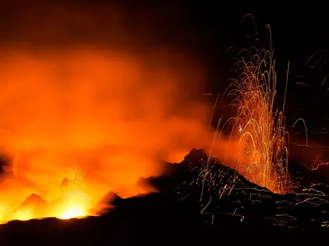 Glühende Explosion im Krater des Stromboli bei Nacht