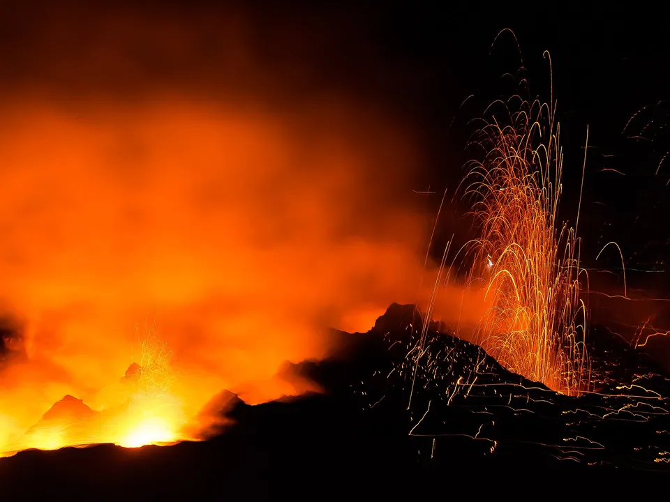 Glödande explosion i Strombolis krater på natten