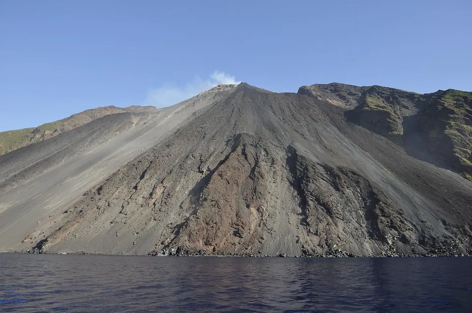Sciara del Fuoco på Stromboli i dagsljus, sedd från havet