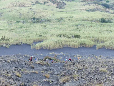 Wandergruppe auf einem Aschehang des Stromboli