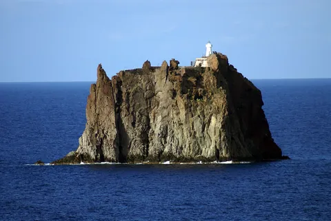 Der Felsen Strombolicchio mit Leuchtturm vor Stromboli