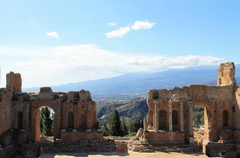 Das antike Theater von Taormina mit Blick zum Ätna