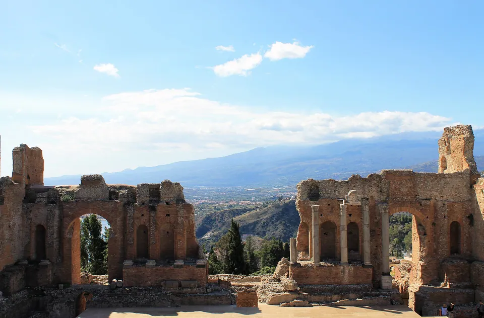 Den antika teatern i Taormina med Etna i bakgrunden