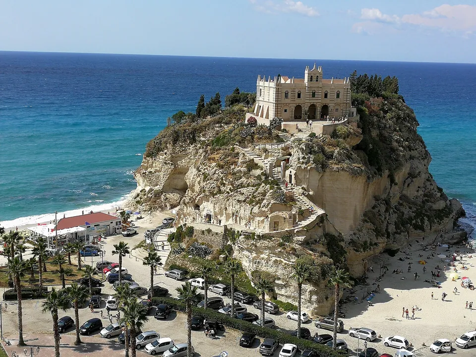 Tropea med kyrkan Santa Maria dell’Isola på klippan