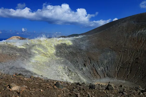 Dampfende Fumarolen am Rand des Gran Cratere auf Vulcano