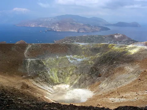 Blick in den Gran Cratere von Vulcano mit gelben Schwefelablagerungen, dahinter Lipari