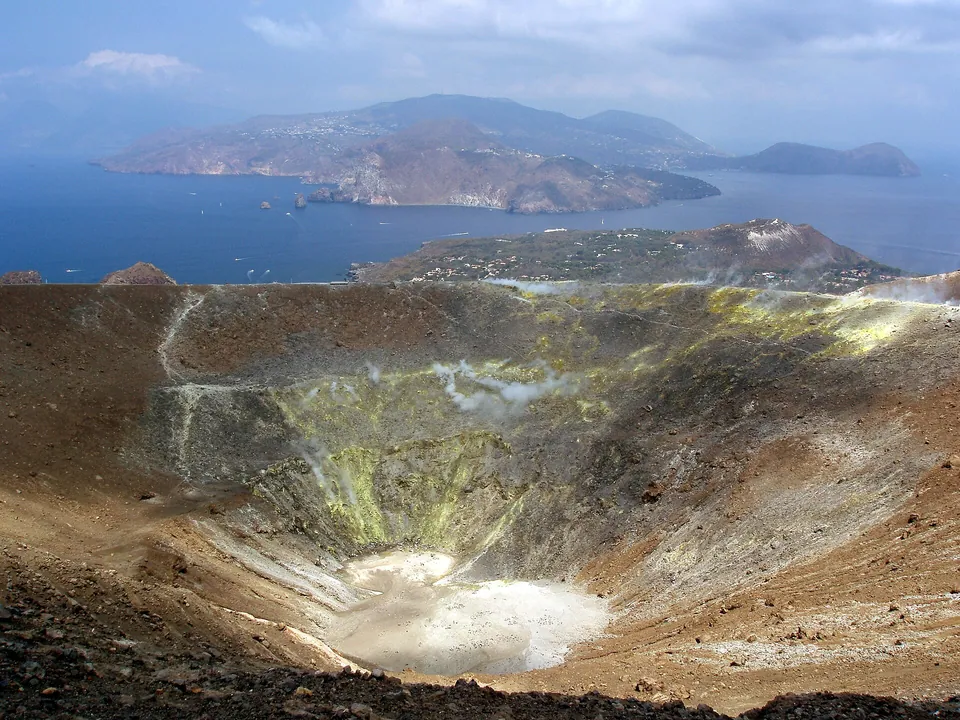 Gran Cratere på Vulcano med gula svavelavlagringar, Lipari i bakgrunden