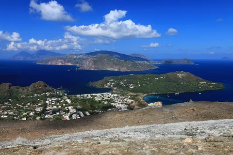 Blick vom Kraterweg über Vulcanello und Porto di Levante nach Lipari und Salina
