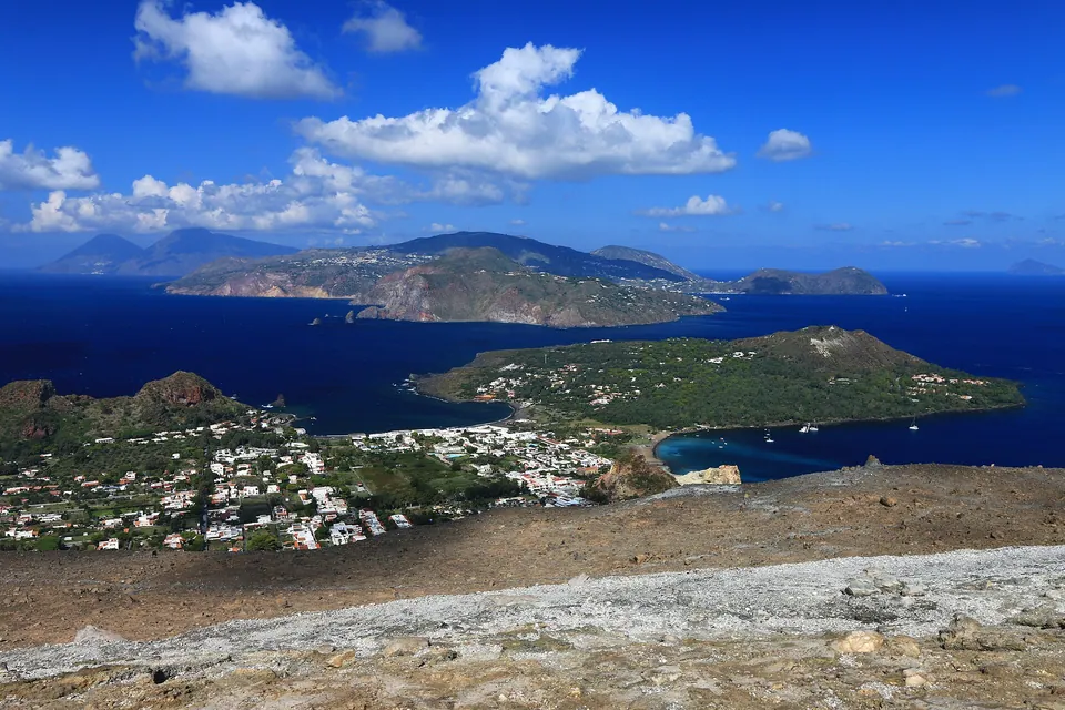 Utsikt från kraterstigen över Vulcanello och Porto di Levante mot Lipari och Salina