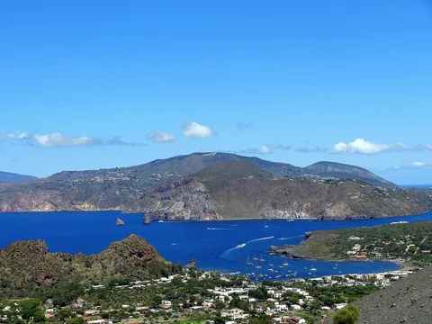Blick über Vulcano mit Porto di Ponente und Vulcanello, gegenüber Lipari