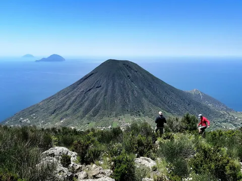 Wanderer im Naturreservat auf Salina mit Blick auf den Monte dei Porri