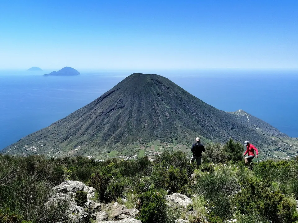 Vandrare i naturreservatet på Salina med utsikt mot Monte dei Porri
