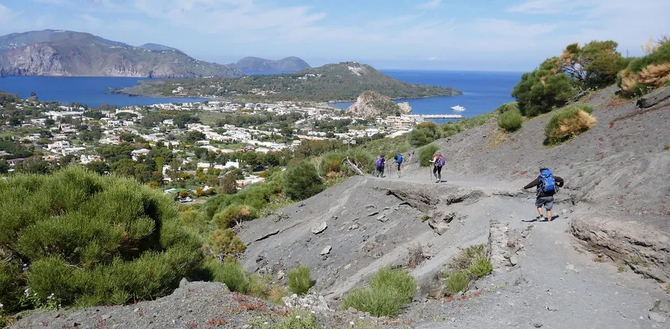 Vandrare på väg ner från kratern mot Vulcano Porto